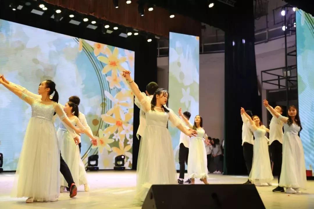 (图为员工会开场舞)